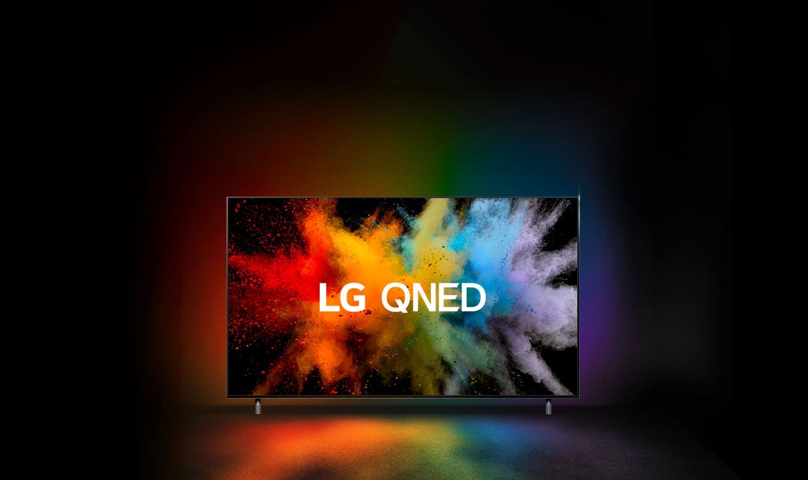 Телевизор LG QNED в темной комнате. Разноцветный порошок создает эффект взрыва радуги на телевизоре.