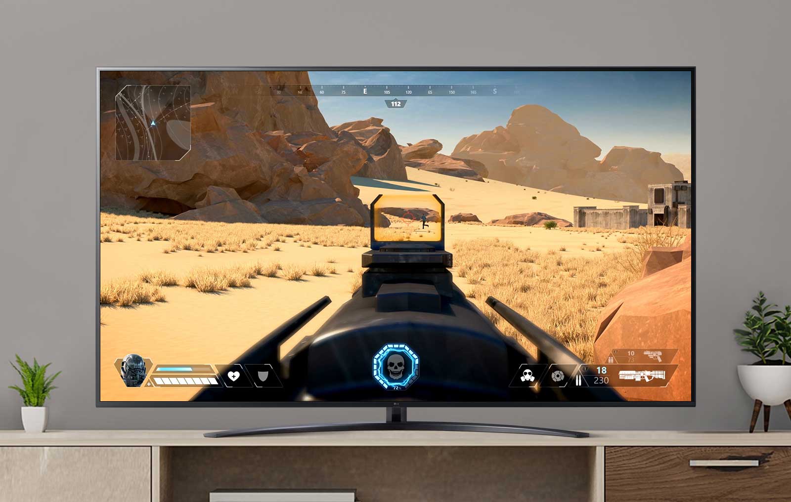 Экран телевизора с шутером от первого лица с игроком, стреляющим во врага. (просмотр видео)