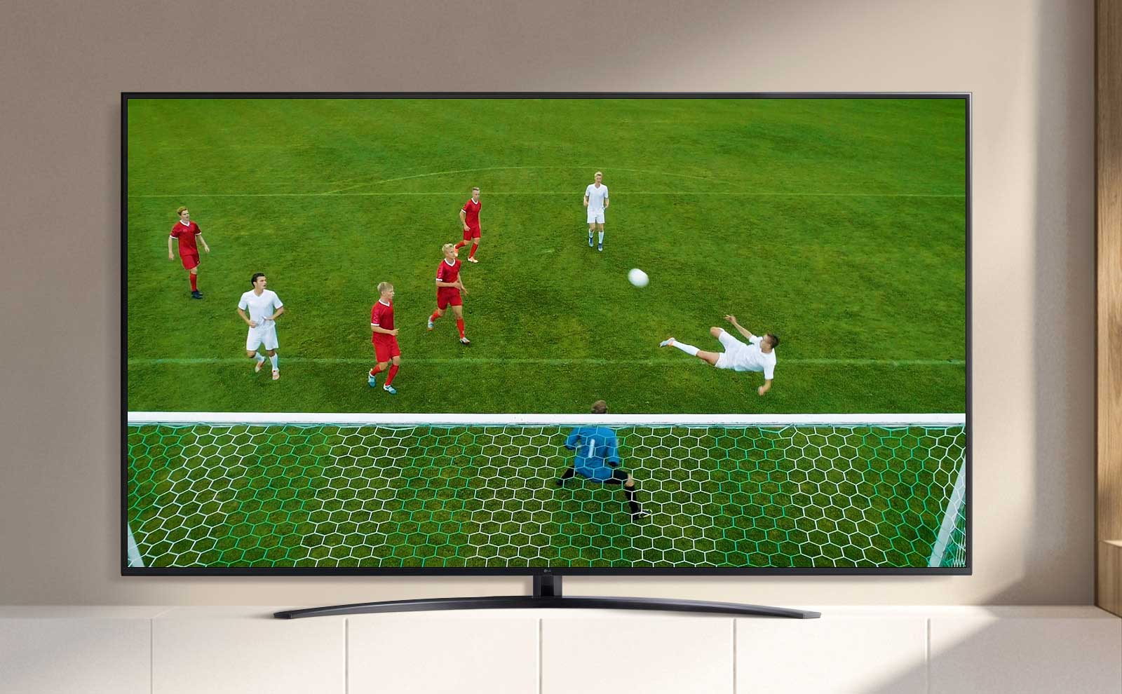 Экран телевизора с футболистом, забивающим гол (просмотр видео)