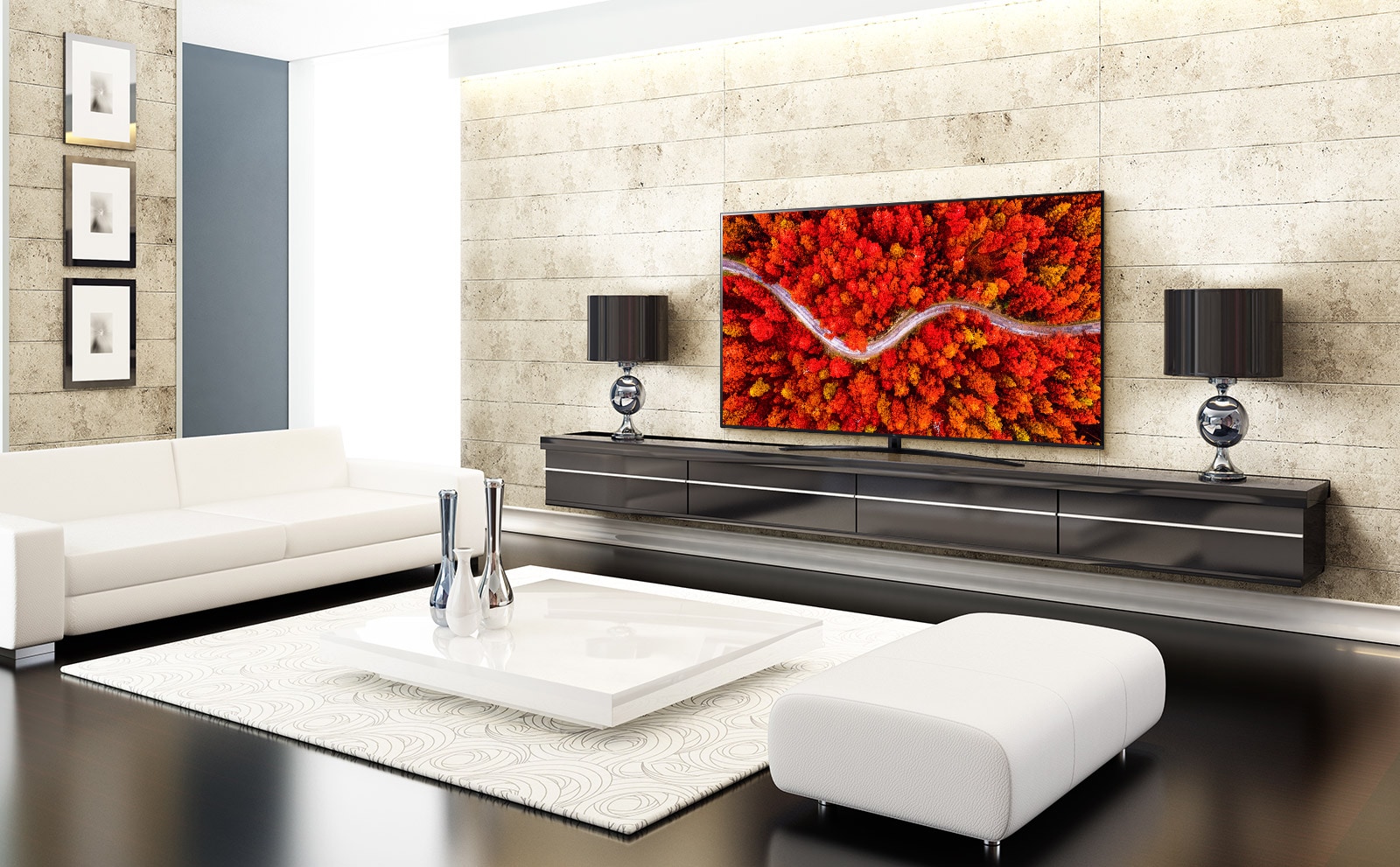 Люксовая гостиная с телевизором, на котором демонстрируется аэросъемка осеннего леса.